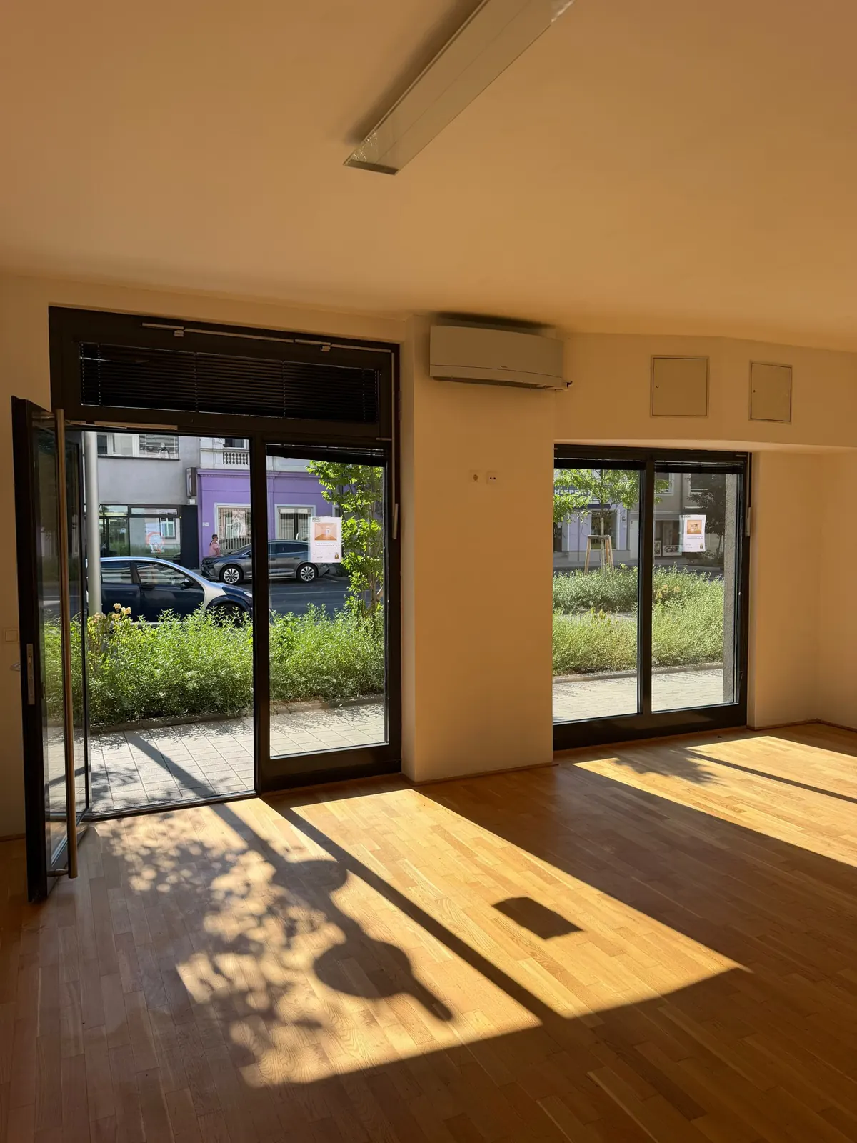 Geschäftslokal Wagramer Straße 121 – Hauptraum mit großen Glasfronten zur Straße