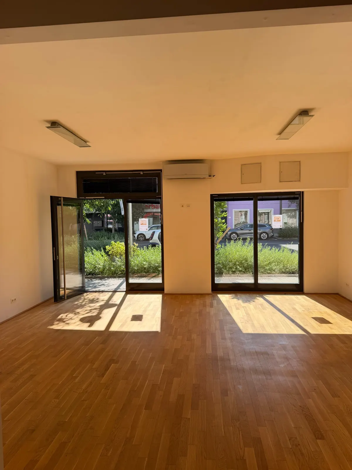 Hauptraum mit Glasfronten, Klimaanlage und Eichenparkett