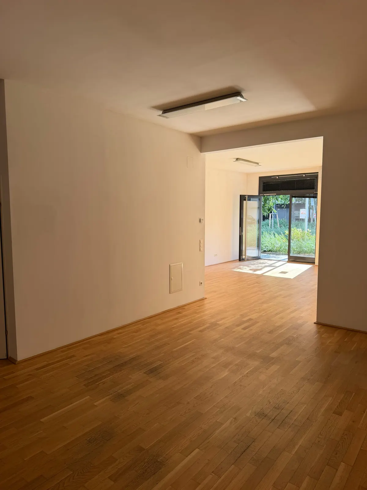 Blick durch die Räumlichkeiten zum Eingang an der Wagramer Straße