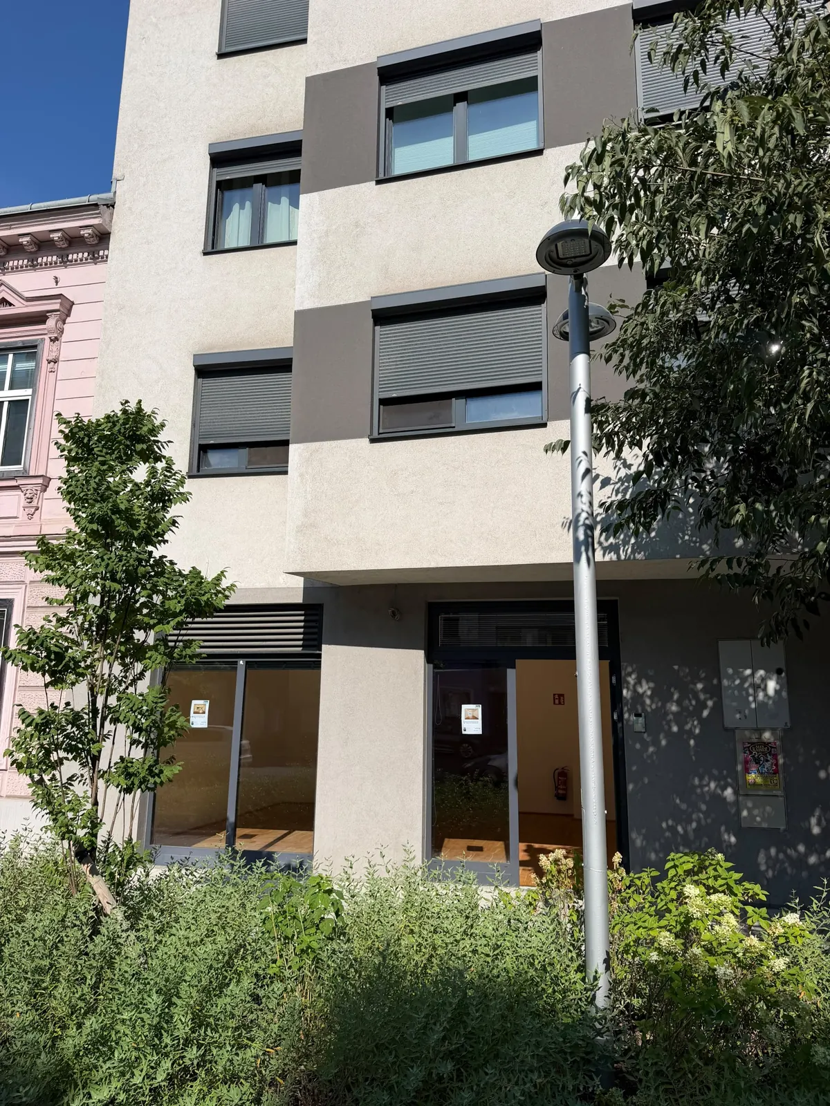 Fassade mit eigenem, ebenerdigem Eingang